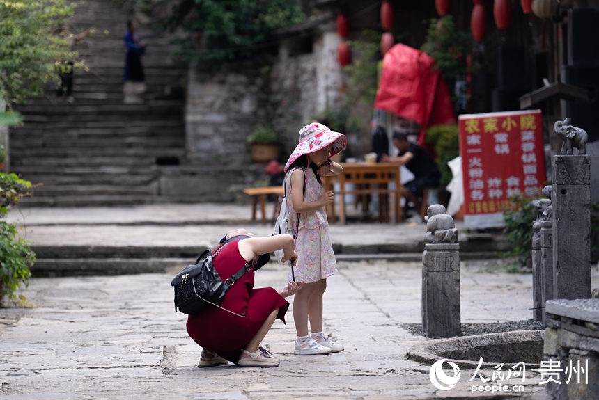 游客在屯堡內拍照。人民網記者 涂敏攝