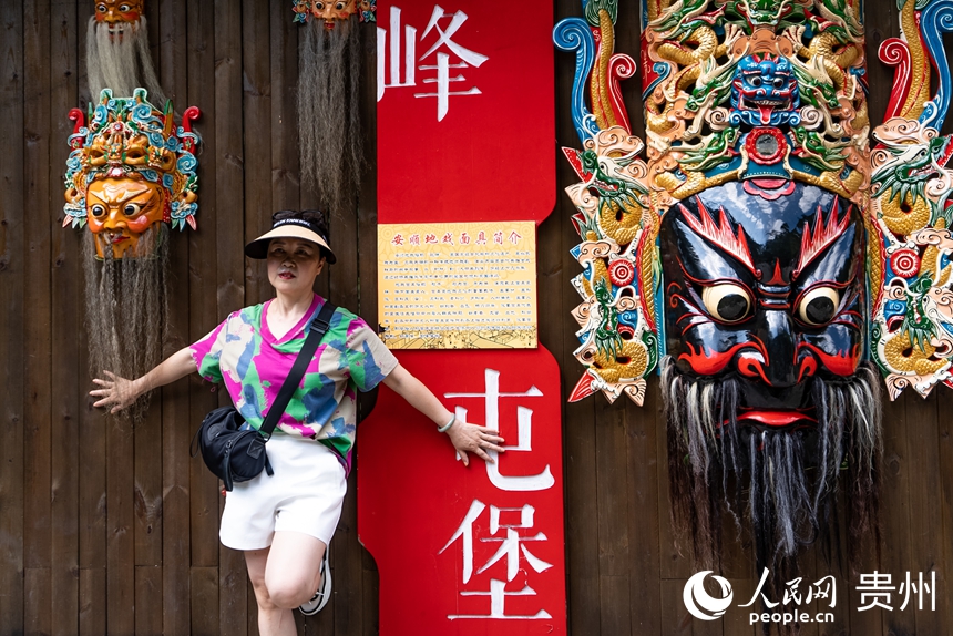 游客在屯堡內地戲元素打卡點打卡拍照。人民網記者 涂敏攝