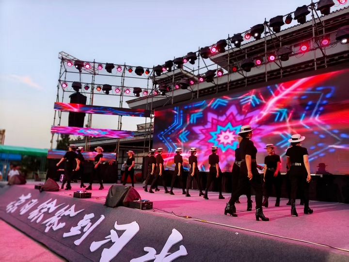 時裝秀《潮流涌動》，點燃現(xiàn)場氛圍。稅會靜攝