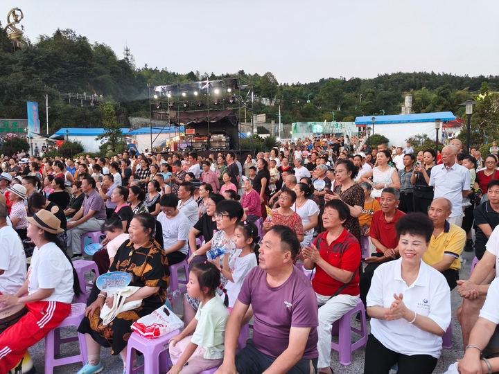 寨壩消夏夜，廣場觀眾熱情滿座。稅會靜 攝(1).jpg