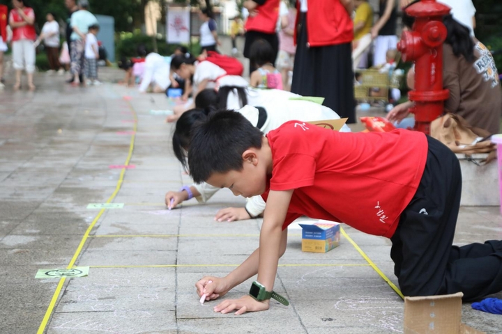 “同心向強·共衛國防”“繪軍魂·頌英雄”“八·一”建軍節地面粉筆畫活動現場。