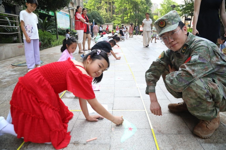 “同心向強·共衛國防”“繪軍魂·頌英雄”“八·一”建軍節地面粉筆畫活動現場。