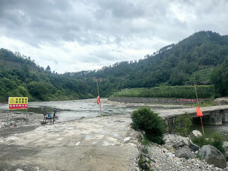 花橋鎮在過境河流凱峽河段按“四個一”要求設置防溺水措施。