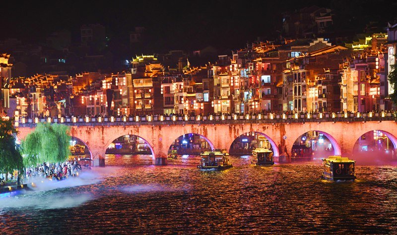 鎮遠古城夜景如夢如幻。江春健攝