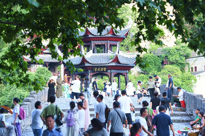 鎮(zhèn)遠(yuǎn)古城祝圣橋上游人如織。吳賢和攝