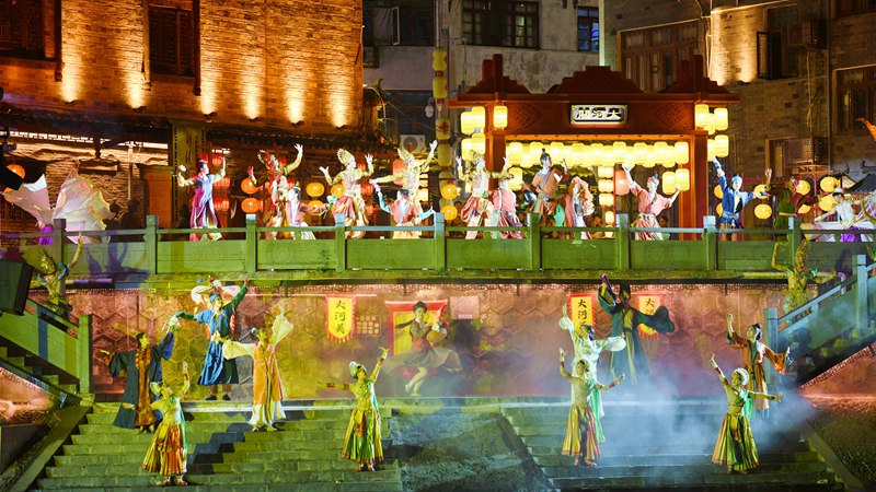 鎮(zhèn)遠(yuǎn)古城大型山水實景演藝《?水月明》大河關(guān)演出現(xiàn)場 。江春健攝