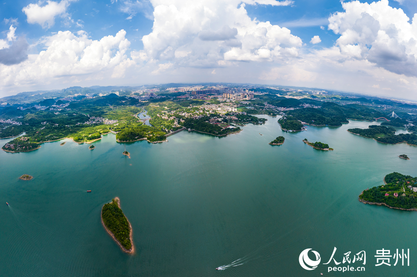 俯瞰紅楓湖，水面如藍(lán)綢鋪展，島嶼如星子散落。人民網(wǎng)記者 涂敏攝