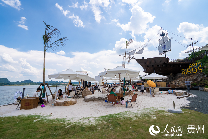 鳥藝術(shù)營地同樣熱鬧十足。人民網(wǎng)記者 涂敏攝