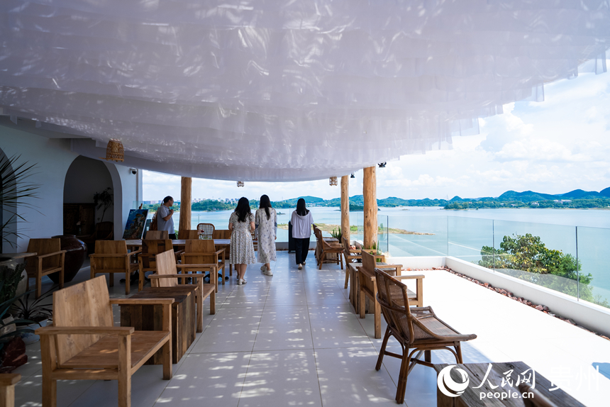 游客在古埃蒙民宿露臺(tái)上觀湖景，享愜意。人民網(wǎng)記者 涂敏攝