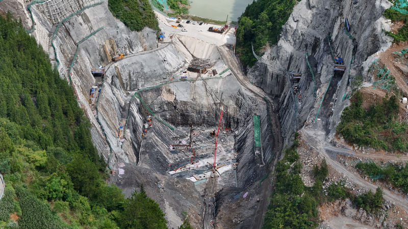 貴州省花灘子水庫樞紐工程大壩在進行混凝土澆筑。周杰攝