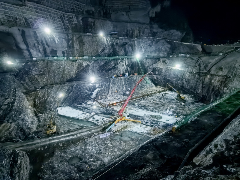 貴州省花灘子水庫樞紐工程大壩在進行混凝土澆筑。周杰攝