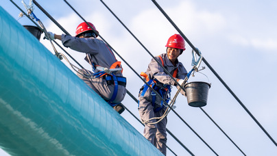 行進中國 ｜ 穿越機瞰世界第一高橋 完成度超98%一座宛如鋼鐵巨龍的大橋橫亙兩岸，將關嶺與貞豐緊緊連在一起。