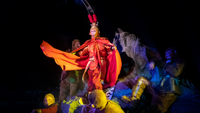 行進中國 ｜ 夜游黃果樹：夢幻山水間 西游奇妙夜夜幕降臨，陡坡塘瀑布褪去白日的“素顏”，披上絢麗華裳。