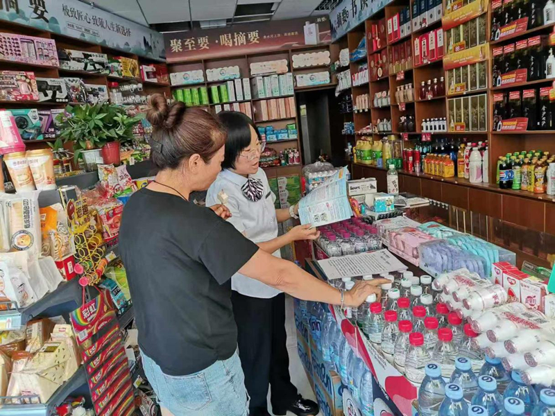 2、遵義農(nóng)商銀行商貿(mào)城支行上門為商戶提供金融服務(wù)。