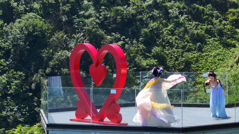 游客穿著漢服在景區打卡拍照。李杰攝