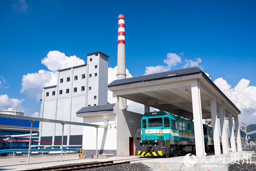 廠區(qū)內(nèi)的國內(nèi)首臺氫動力機車。人民網(wǎng)記者 涂敏攝