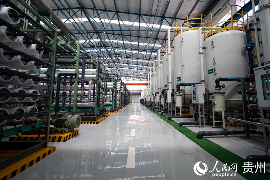 貴州美錦“煤-焦-氫”綜合利用示范項目內(nèi)的污水處理廠。人民網(wǎng)記者 涂敏攝