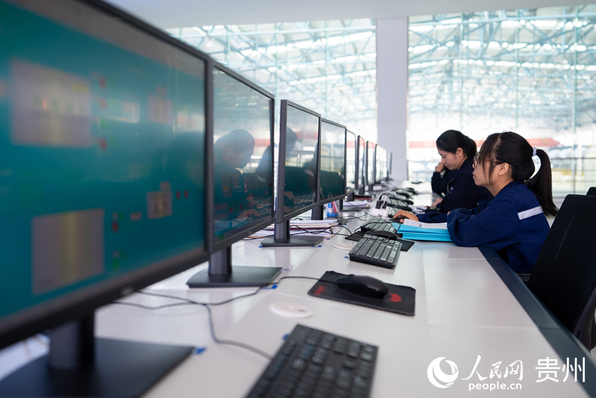 工作人員在示范項目內(nèi)的污水處理廠值班。人民網(wǎng)記者 涂敏攝