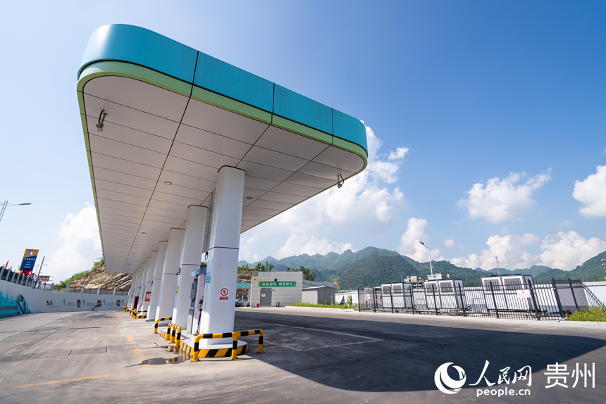 貴州美錦“煤-焦-氫”綜合利用示范項目配套建設(shè)的加氫站。人民網(wǎng)記者 涂敏攝