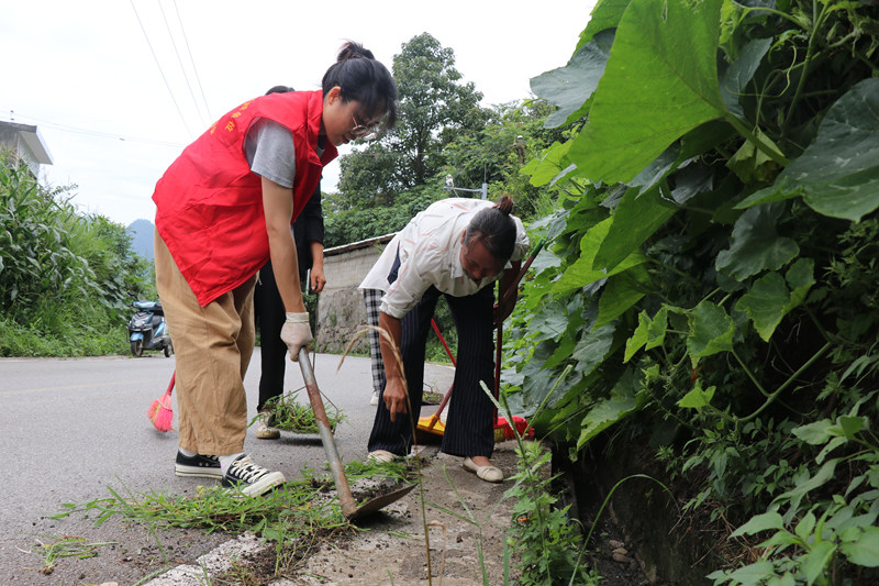 生機鎮耿官村村干部、志愿者、村民正在打掃環境衛生。馬諾楠攝