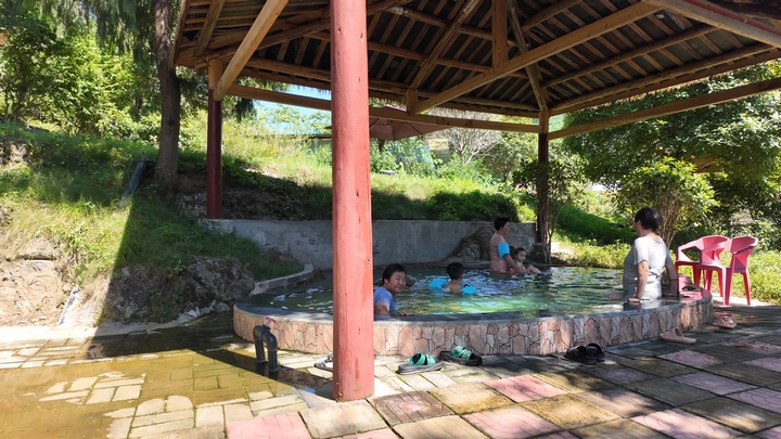 木亭下泡溫泉,家人共享愜意時光。張川 攝.jpg