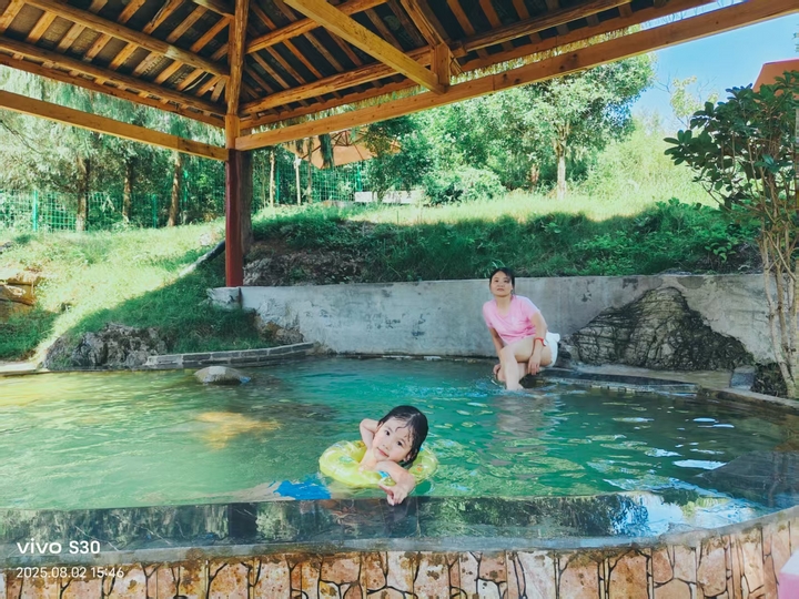親子泡湯瞬間,定格夏日溫馨時刻。張川 攝.jpg