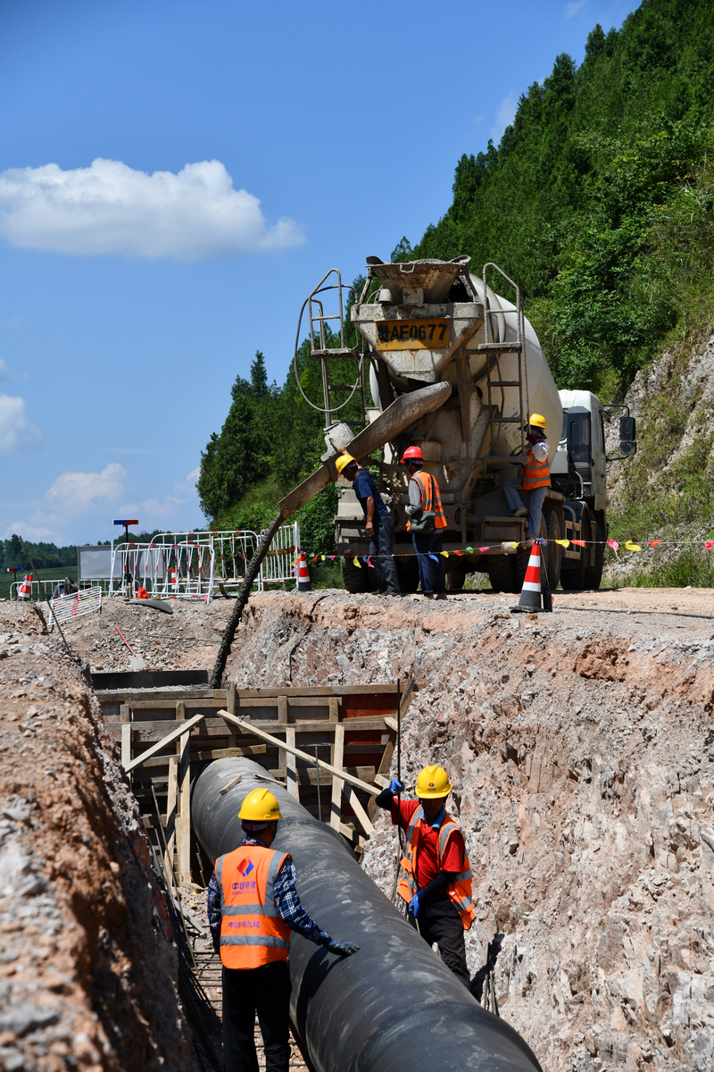 工人在建設(shè)宣威水庫工程龍山支渠。潘希來攝