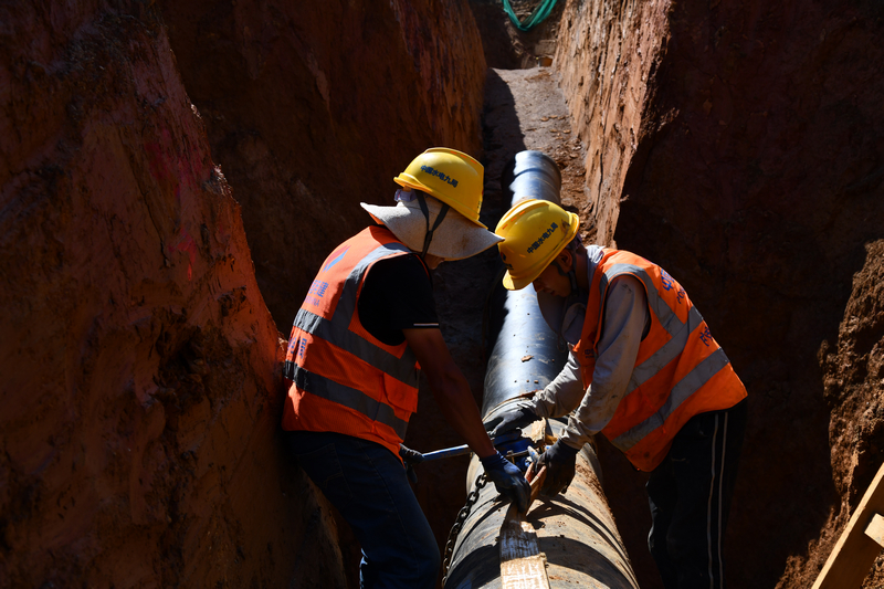 工人在建設(shè)宣威水庫工程龍山支渠。潘希來攝
