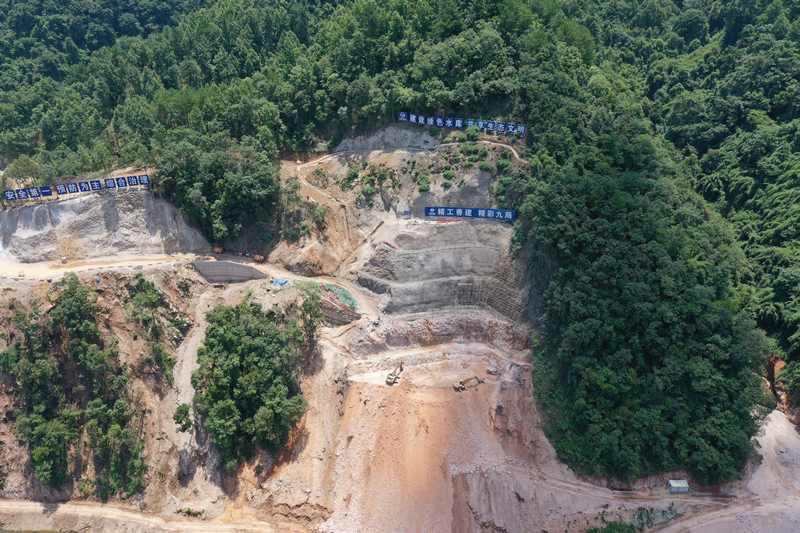 工人在建設(shè)宣威水庫工程龍山支渠。潘希來攝