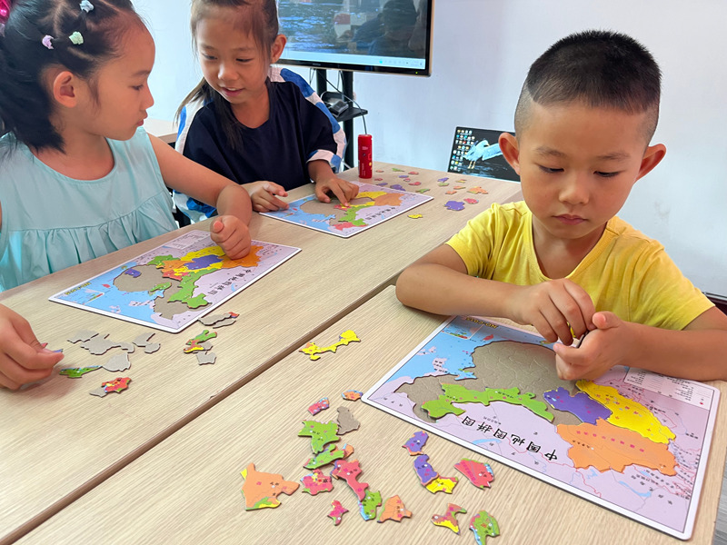 小朋友們自己動手完成中國地圖拼圖。