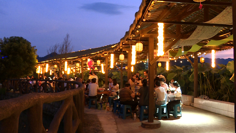 1 圖為荷塘旁的水井鮮火鍋更是香氣四溢，游客們圍坐在一起品嘗著地道重慶火鍋。