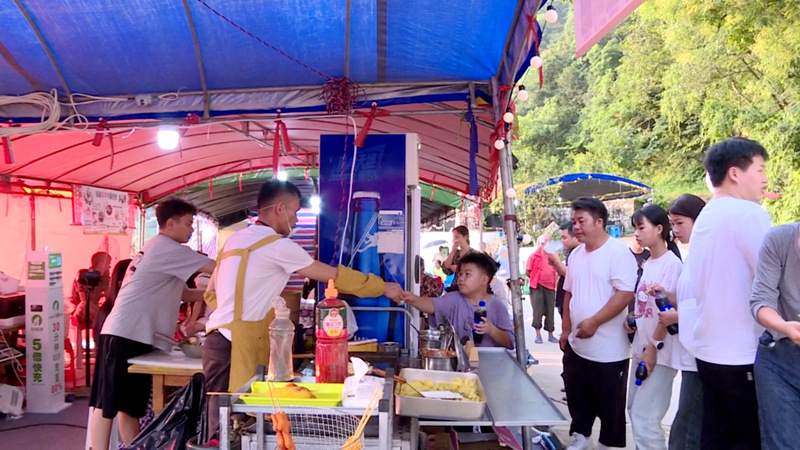 圖為小吃攤點前購買的食客。