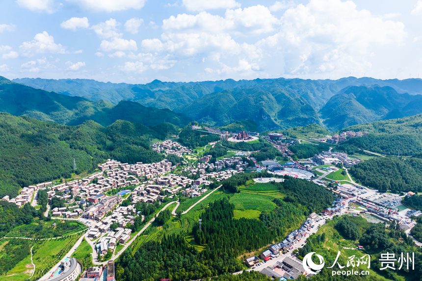 航拍六盤(pán)水野玉海國(guó)家級(jí)旅游度假區(qū)。人民網(wǎng)記者 涂敏攝