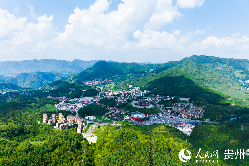 航拍六盤(pán)水野玉海國(guó)家級(jí)旅游度假區(qū)。人民網(wǎng)記者 涂敏攝