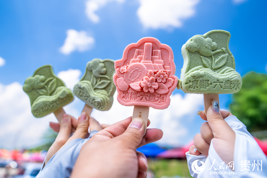 景區(qū)內(nèi)出售的“涼都·六盤(pán)水”文創(chuàng)雪糕。人民網(wǎng)記者 涂敏攝