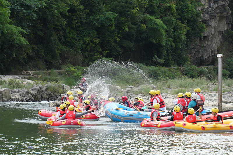 游客在洛北河體驗(yàn)漂流。