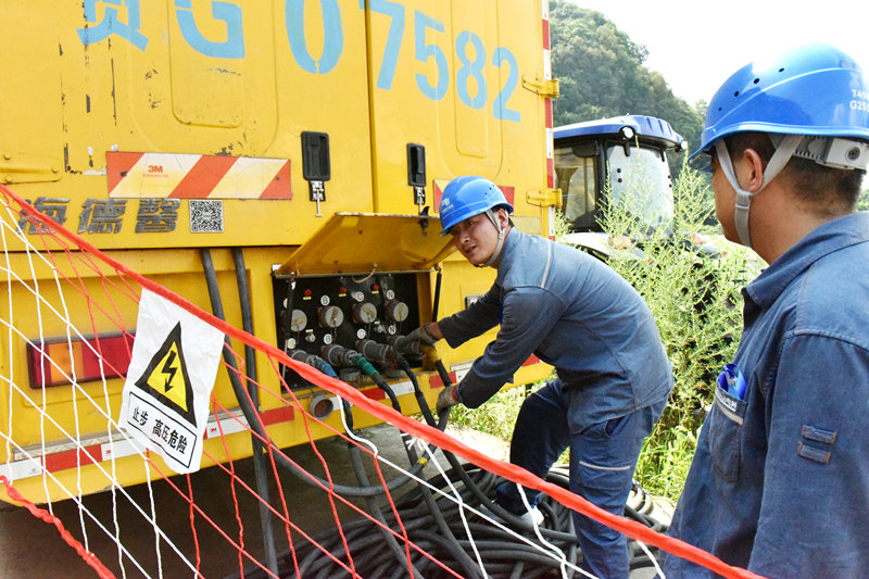 工作人員正在搭接發電車。