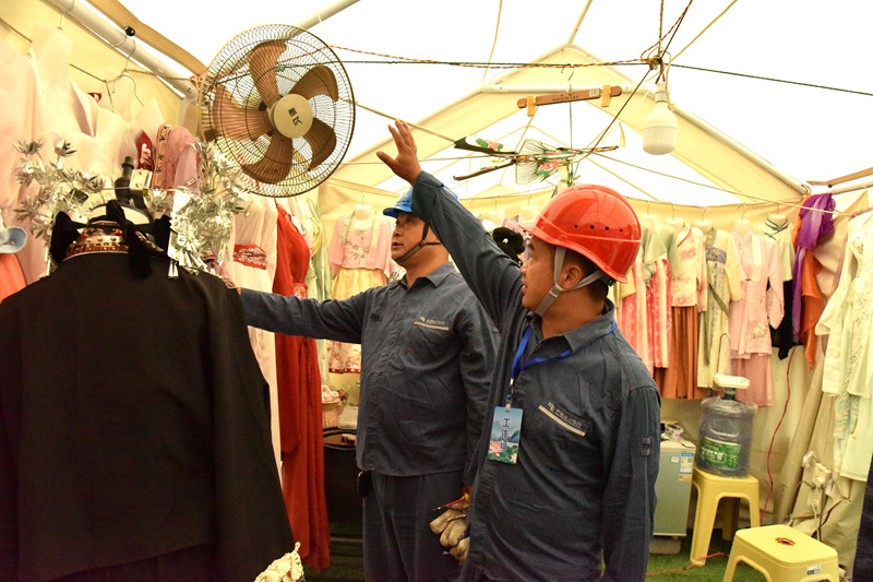 工作人員走進商戶檢查處理用電故障，讓客戶更好經營。