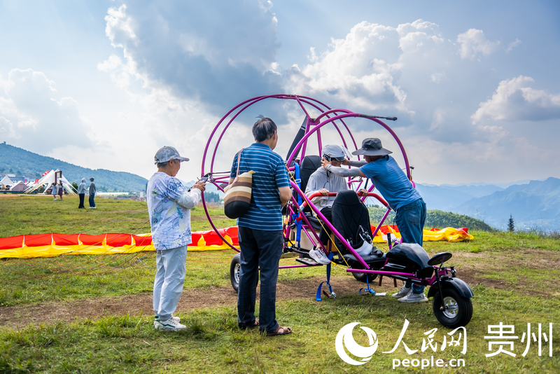 游客體驗動力滑翔傘飛行。人民網記者 涂敏攝