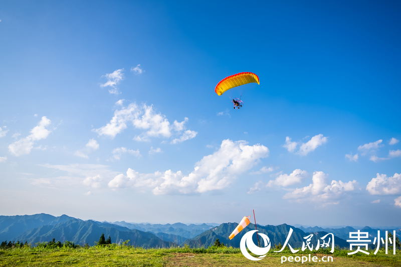 游客體驗動力滑翔傘飛行。人民網記者 涂敏攝