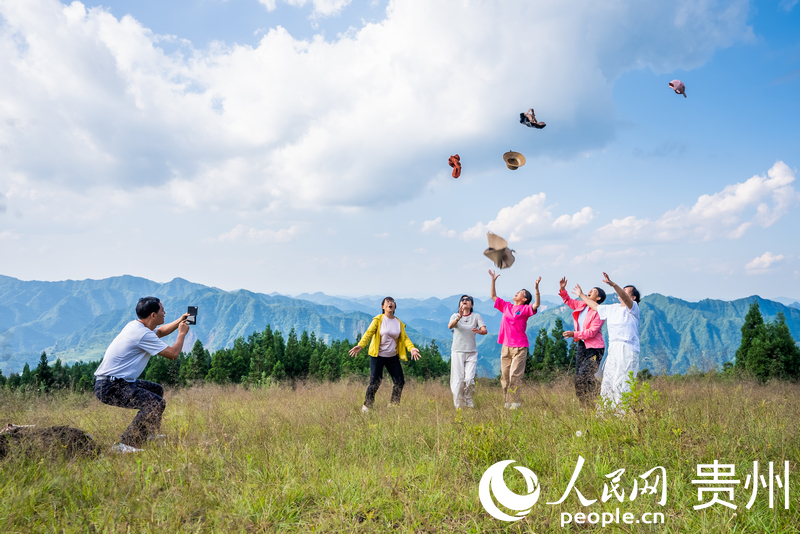 游客在飛行營地打卡拍照。人民網記者 涂敏攝