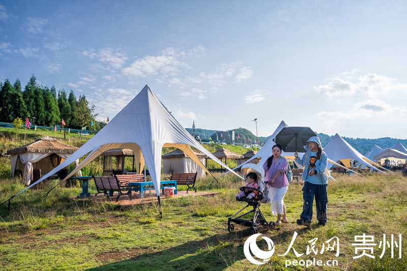游客在飛行營地游玩。人民網記者 涂敏攝