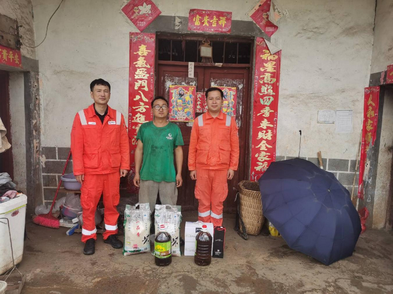 慰問困難群眾。