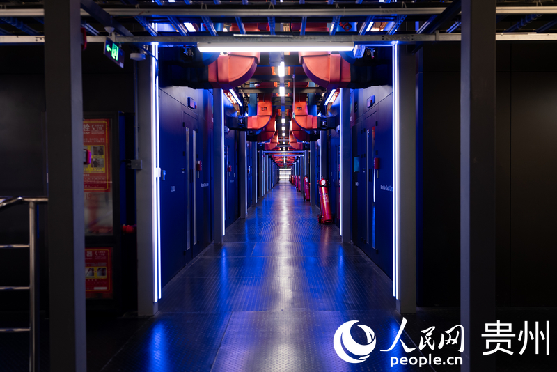 貴安新區中國移動(貴陽)數據中心倉儲式數據機房。人民網記者 涂敏攝