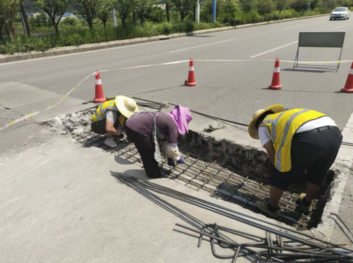市政道路精修細(xì)補 保障車輛安全通行。
