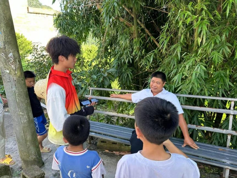 圖為志愿服務隊員走訪調研。