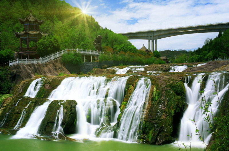 七星關區(qū)響水灘瀑布。文杰攝