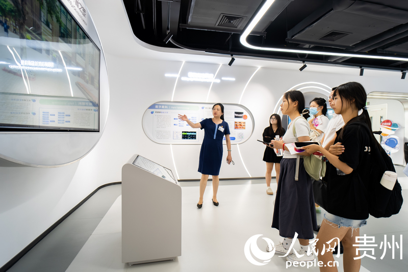 參觀團(tuán)走進(jìn)醫(yī)院打造的眼健康科普館。人民網(wǎng)記者 涂敏攝