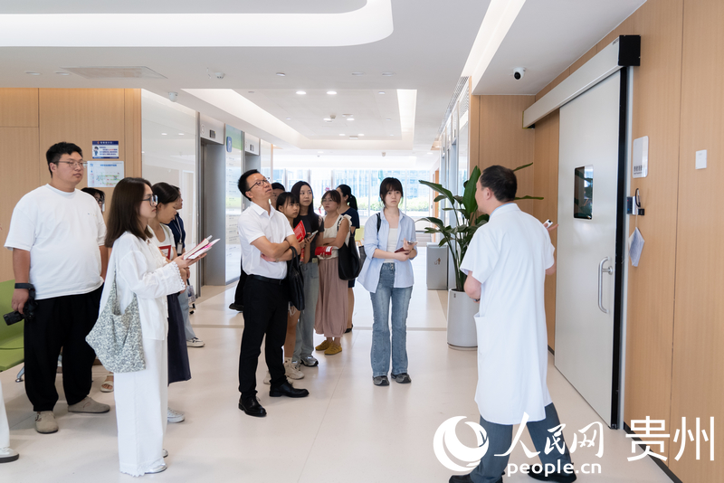 參觀團(tuán)深入了解屈光手術(shù)室。人民網(wǎng)記者 涂敏攝