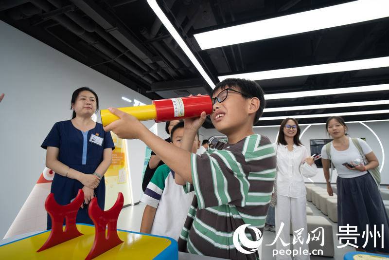 小朋友體驗(yàn)科普工具。人民網(wǎng)記者 涂敏攝
